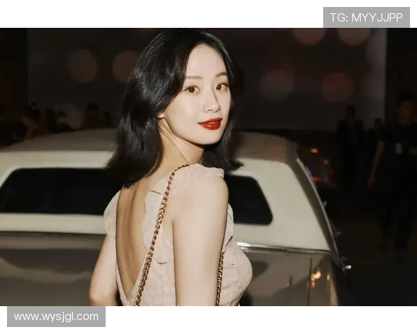 李梦身着红衣庆新年期待赤马年追梦新征程